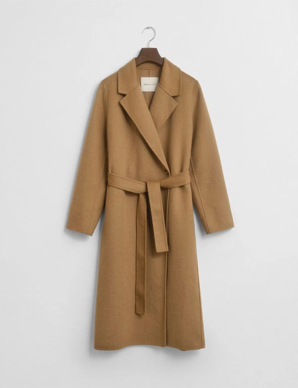 Abrigo Beige con Cinturón y Costuras a Mano