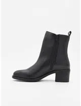 Botins com Salto Preto