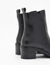 Botins com Salto Preto