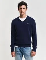 Fine wool cardigan with blue closure