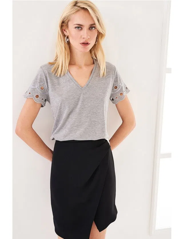 T-Shirt decote em V Cinza
